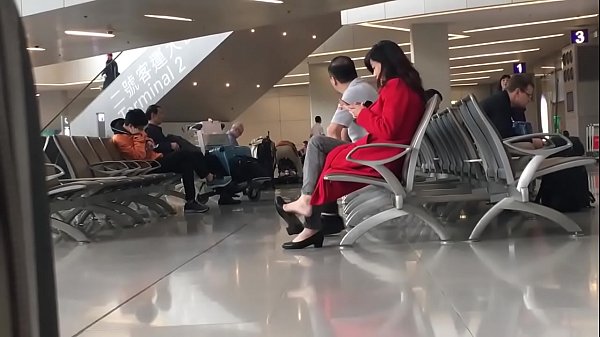 Cams4free.net – Chinese Woman Dangling at Airport